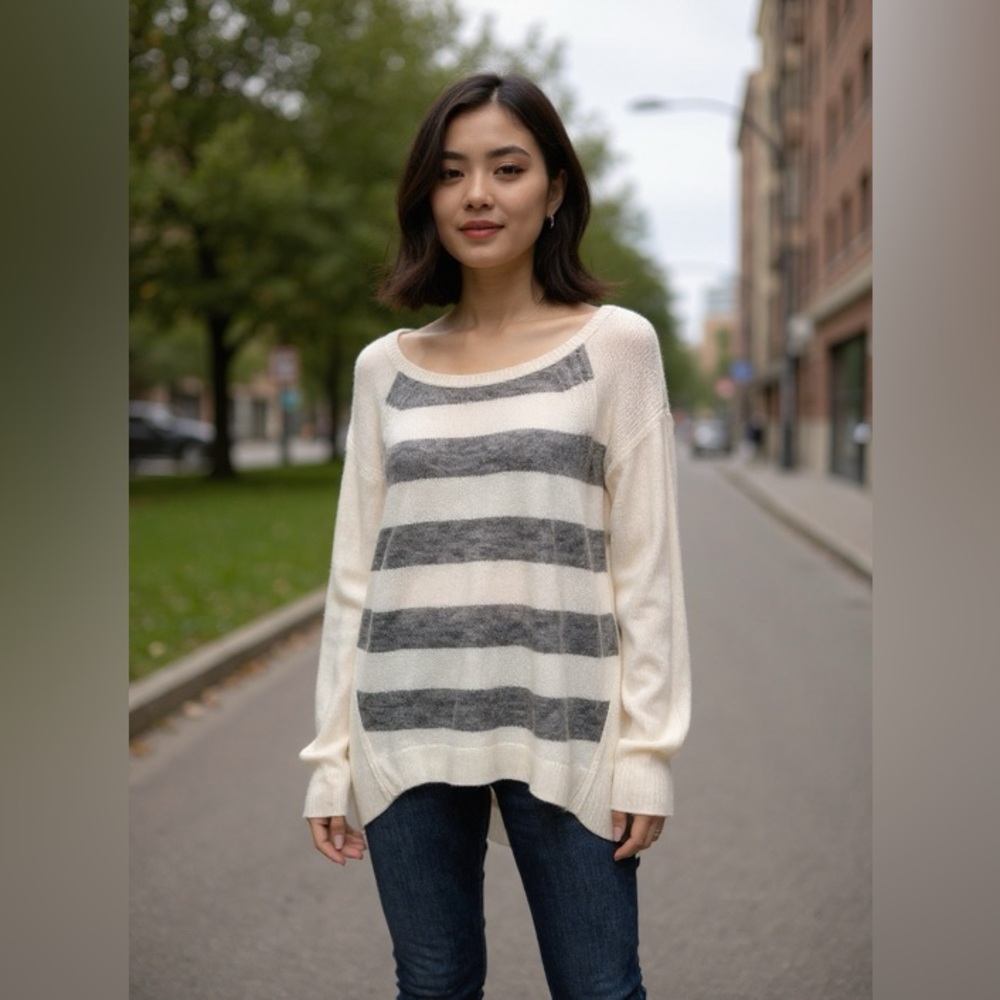 LOFT Ann Taylor white gray striped long Knit sweater Pull on size LG wool mohair